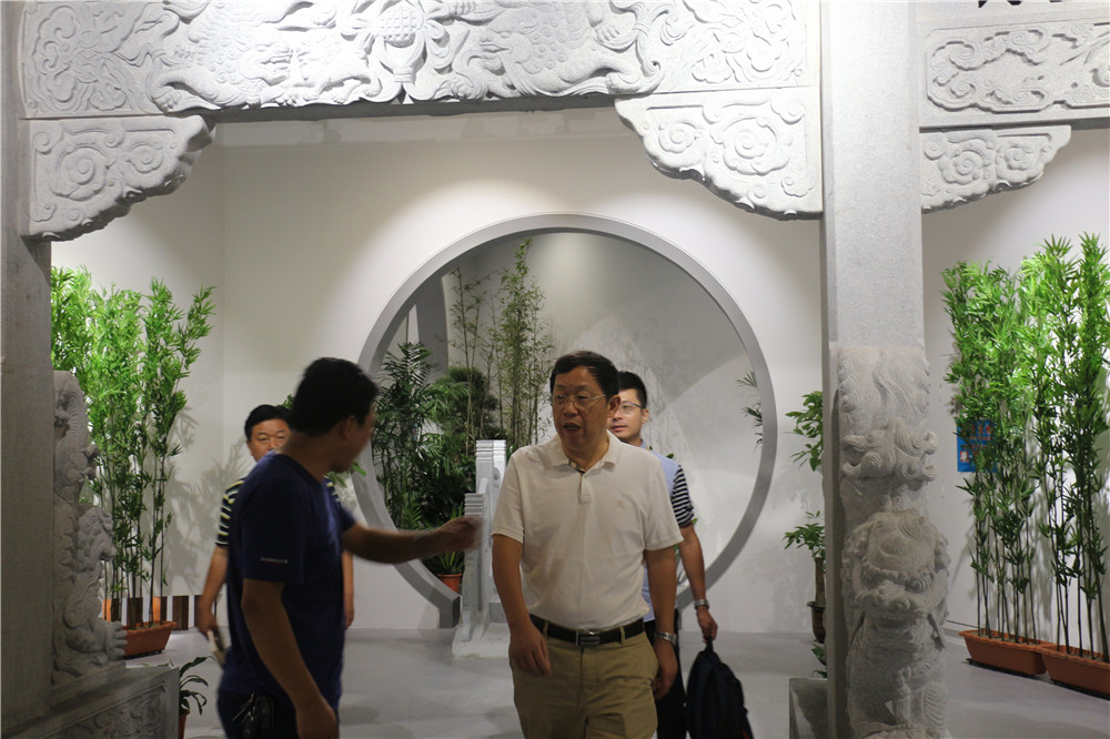 黃石市杜水生付市長(zhǎng)參觀視察湖北尹解元公司石雕展館